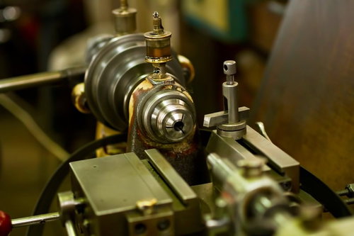 作業台の上に置かれた古いペンチレース