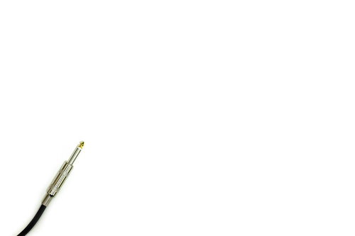 シールド付きプラグと黒いケーブル