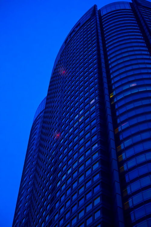 夕暮れの青空と六本木ヒルズ