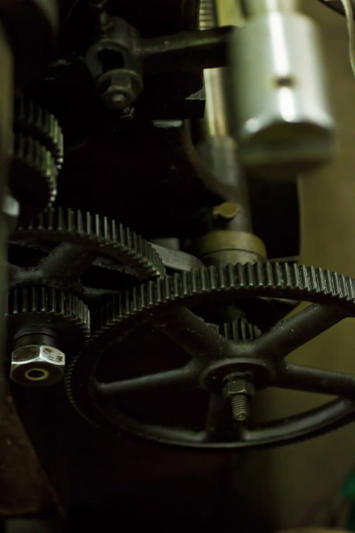 汎用旋盤の金属製ギアと噛み合わせ構造