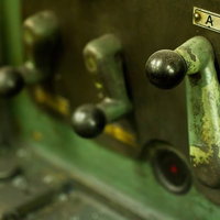 汎用旋盤のレバーと操作パネルの写真