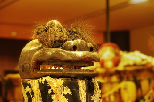 金色の獅子舞と長い毛