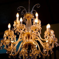 暗い室内の洋館のガラスのシャンデリアの写真