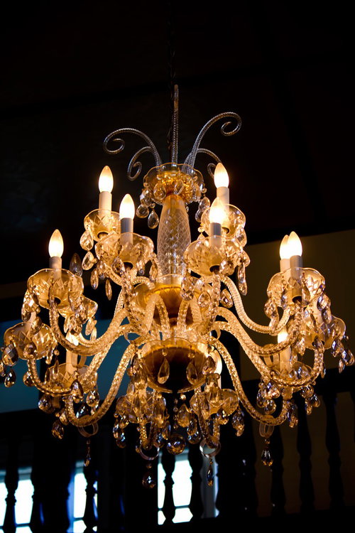 暗い室内の洋館のガラスのシャンデリア