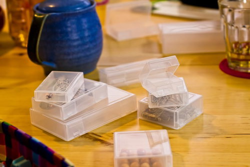 テーブルに積み重ねた透明な収納ケース