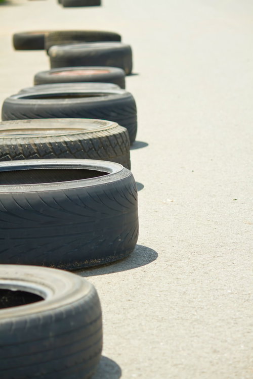 地面に放置された車のタイヤ