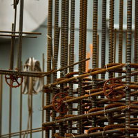 結束された建設途中の鉄骨と赤い針金の骨組みの写真