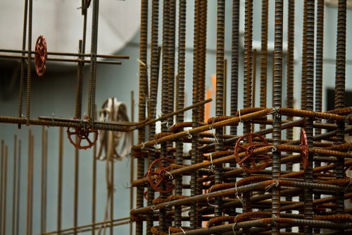 結束された建設途中の鉄骨と赤い針金の骨組み