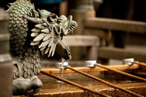 龍の口から水が流れる神社の手水場