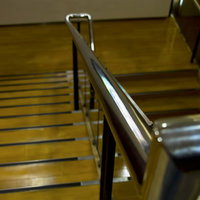 百貨店の下り階段と金属製の手すりの写真