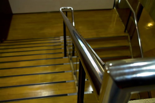 百貨店の下り階段と金属製の手すり