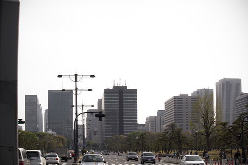 皇居周辺の公道と高層ビル群