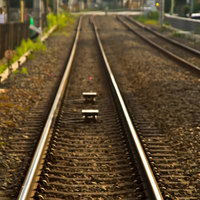 住宅街を通る東横線の線路の写真