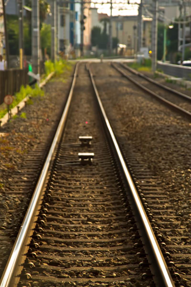 住宅街の中を延びる線路と枕木