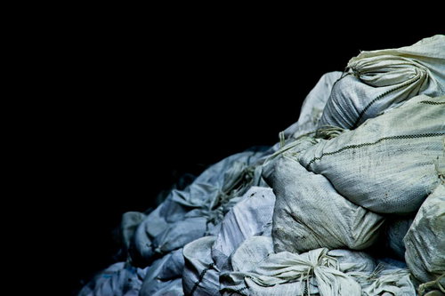 工事現場の積み上げられた土嚢