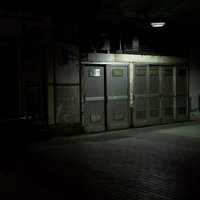 照明に照らされる薄暗い通路の扉の写真