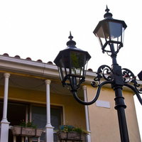 洋風な街灯と黄色い建物の街並みの写真