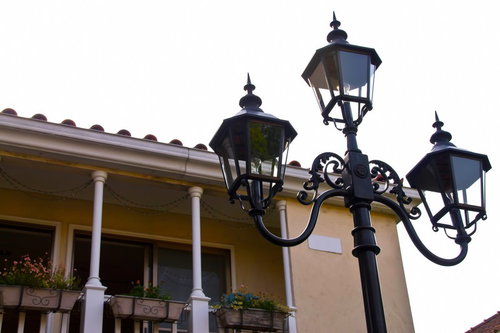 洋風な街灯と黄色い建物の街並み