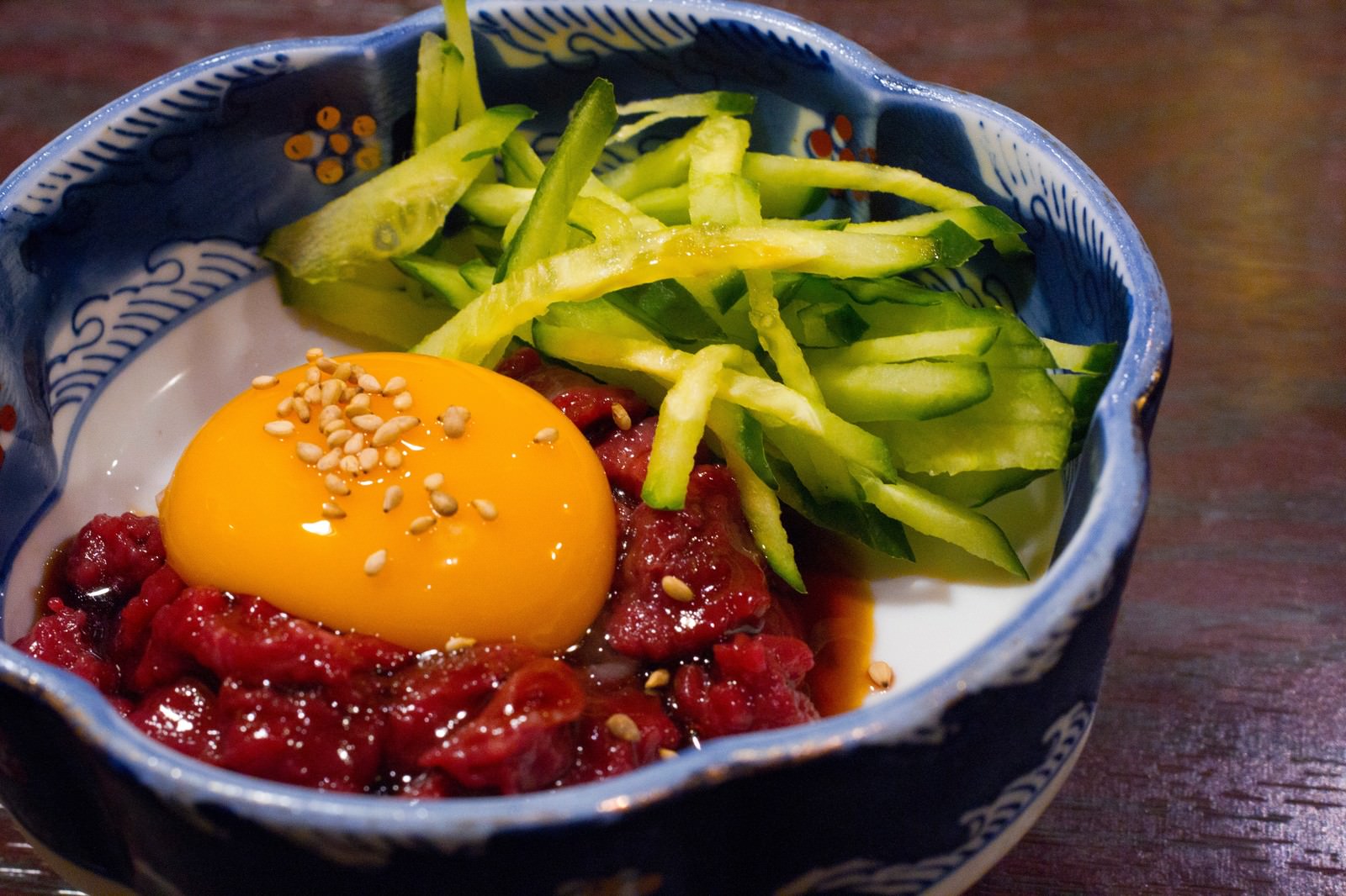 器に盛られたユッケ丼