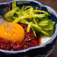 居酒屋で食べるユッケ丼の写真