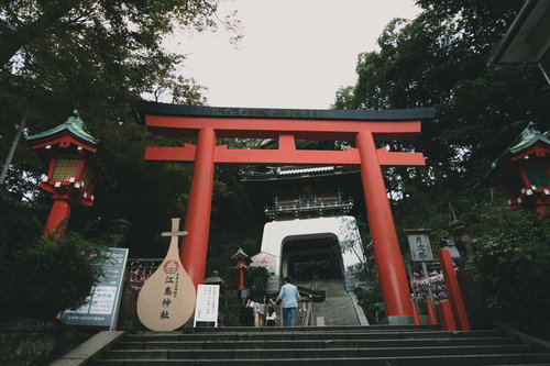 江島神社の参道に立つ朱色の鳥居（入り口）