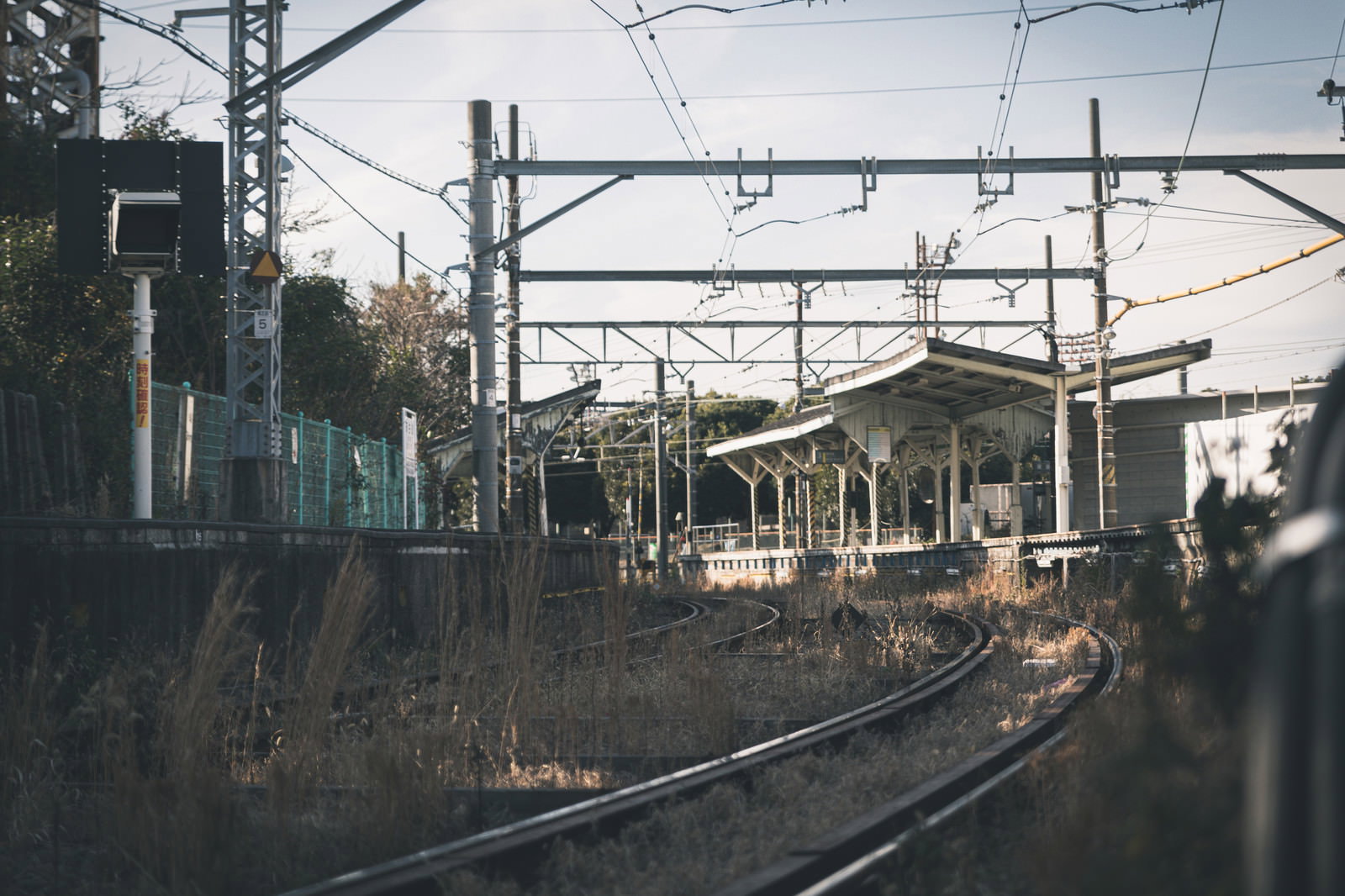 鶴見線の無人駅ホームと曲線を描く線路