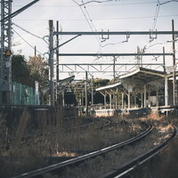 鶴見線の無人駅ホームと線路の鉄道風景の写真