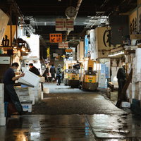 今は懐かしい築地市場の仲卸売場の老朽化した建物内部の写真