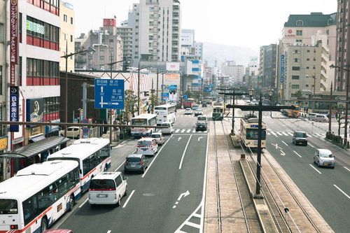 長崎駅前の大通りを走る路面電車と都市風景