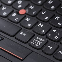 ボシ灯ろう祭りの川沿いに並ぶ灯ろうの写真