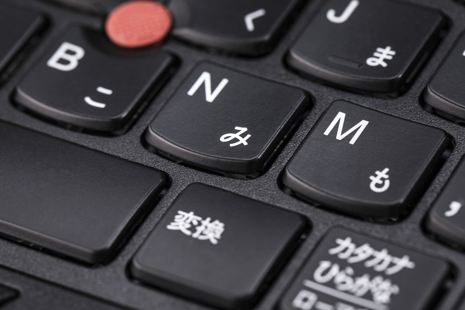 赤いトラックポイント付きノートパソコンのキーボード