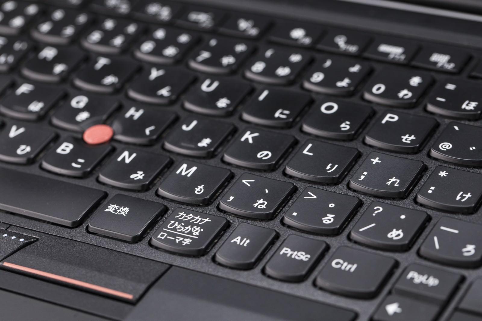 黒いノートパソコンのJIS配列日本語キーボードのクローズアップ