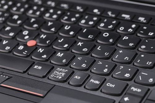 黒い日本語キーボードのクローズアップ