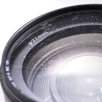 埃とホコリが付着したカメラレンズの汚れ状態の写真