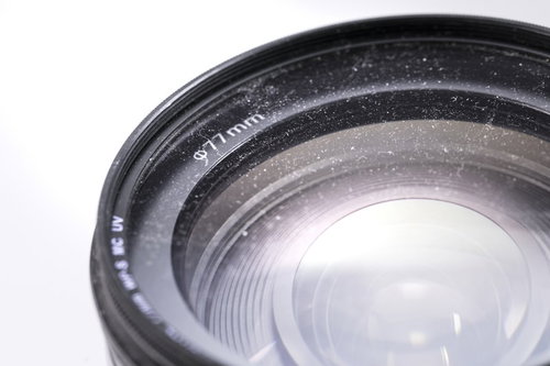 埃とホコリが付着したカメラレンズの汚れ状態