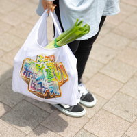 スーパーで食料品を買いすぎてしもうたエコバッグ姿の女性の写真