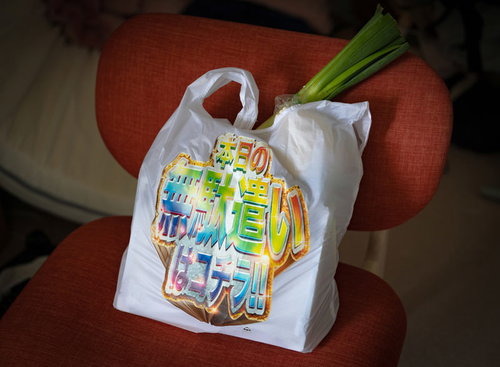 食料品が入ったエコバッグでの買い物シーン