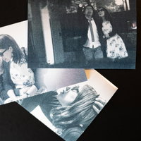 テーブルに散らばる不倫の証拠と夜の密会を記録したの写真