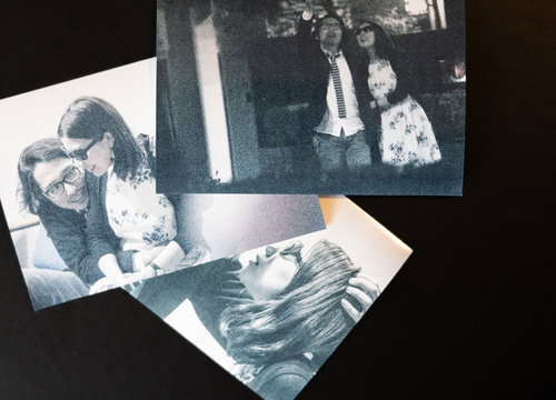 テーブルに散らばる不倫の証拠と夜の密会を記録した