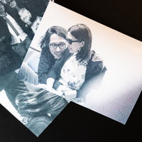 熱愛の証拠写真の数々、テーブルに重ねられたモノクロの写真