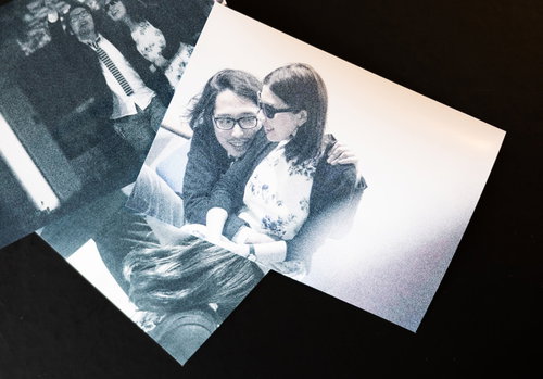 熱愛の証拠写真の数々、テーブルに重ねられたモノクロ