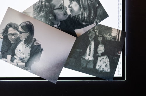 テーブルに散らばるモノクロ写真に映る熱愛と浮気の痕跡