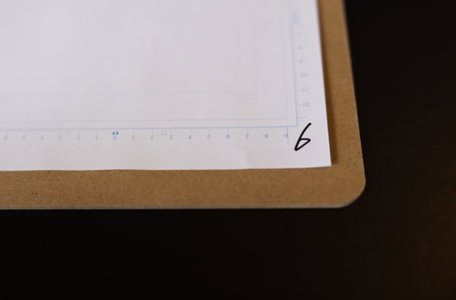 漫画原稿用紙の右下に書かれたページ番号「6」の数字