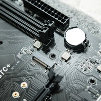 マザーボードの基板に装着されたコイン型のCMOS電池の写真