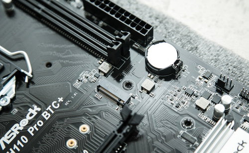 マザーボードの基板に装着されたコイン型のCMOS電池