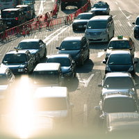 新横浜前の道路工事中に発生する交通渋滞と停止する車列の写真