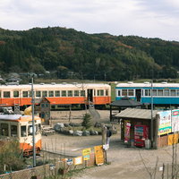 いすみ市のぽっぽの丘に展示されたオレンジと青の電車の写真