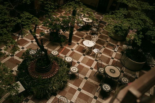 五反田ヒルズの中庭テラスに配置されたガーデンファニチャー