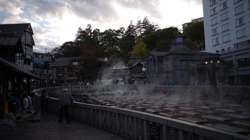 草津温泉の湯畑から立ち上る湯気と温泉街の町並み