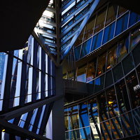夜間にライトアップされた渋谷スクランブルスクエアのガラス張り外観の写真